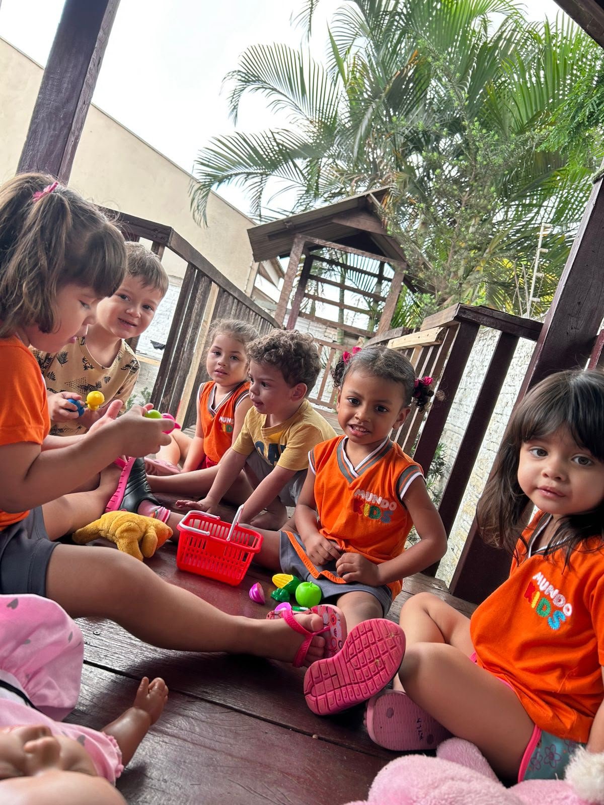 Crianças brincando na área externa do Mundo Kids
