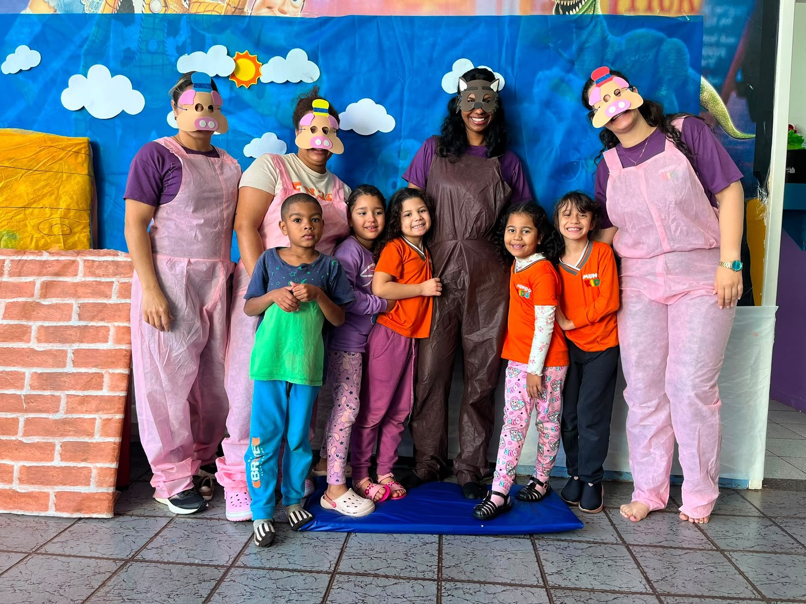 Apresentação teatral dos Três Porquinhos no Mundo Kids